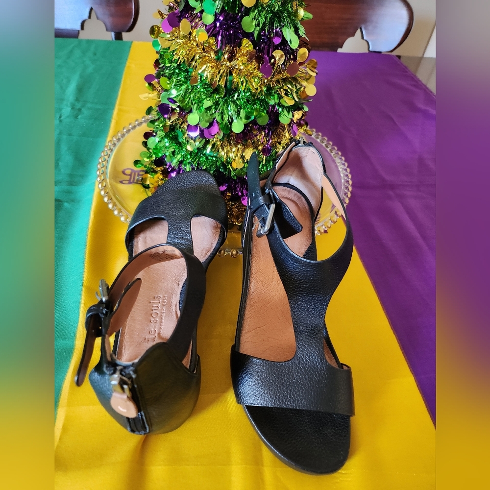 Gentle Souls GWENDALINE leather T Strap Buckle And Zip Up Sandal  Size 7